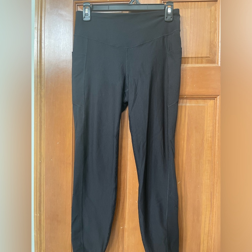 Old Navy Powersoft cropped ribbed leggings, size M